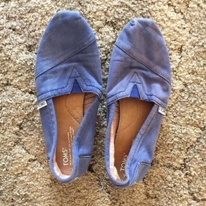 TOMS size 8 adorable!