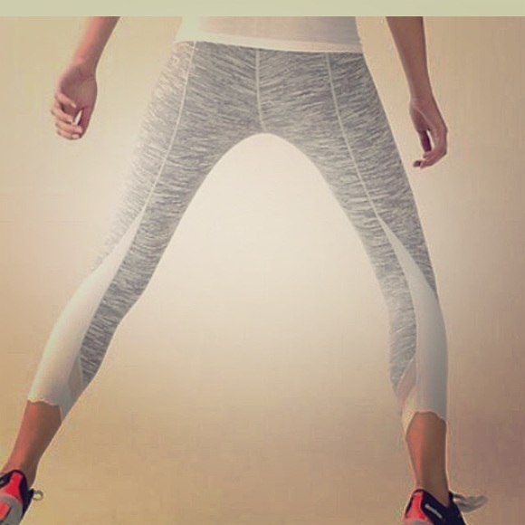 BNWT Lululemon SE WAFS sz4 wunder under crops !