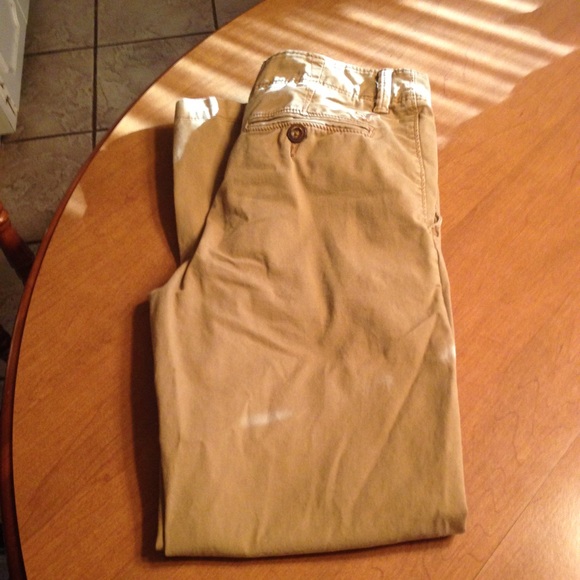 Young men's Am Eagle skinny jeans.