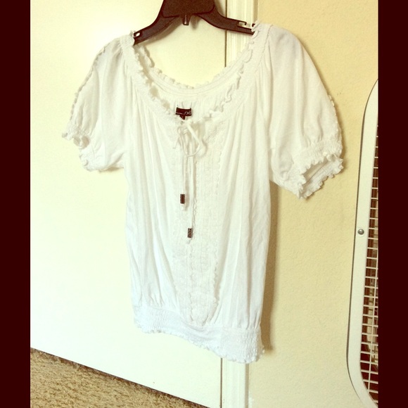 White top with sewn-in lace