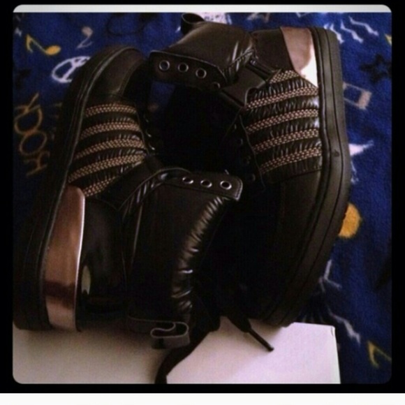 Sold///High top Black tennis