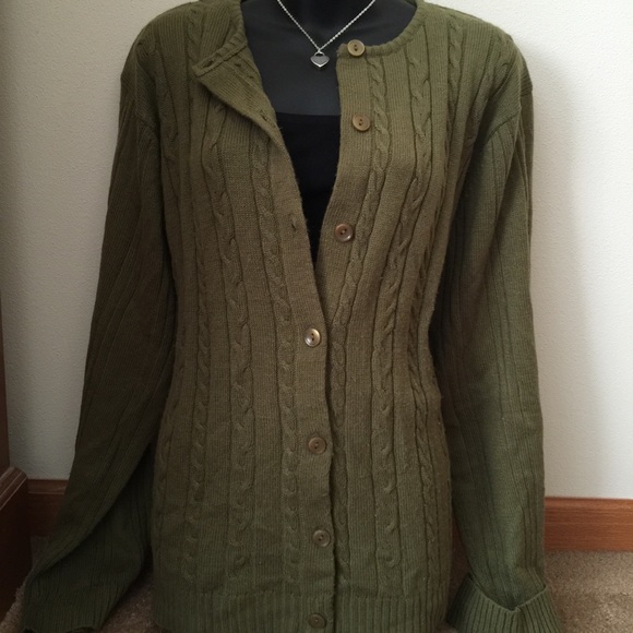📍SOLD📍Hunter Green cardigan sweater.