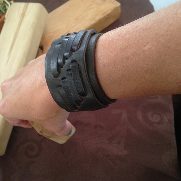 Leather Cuff with snap closure - Picture 2 of 3