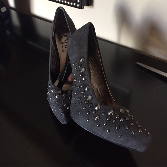 Gray decorative pumps - Picture 2 of 4