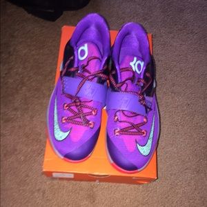Kevin Durant 7s , size 7y