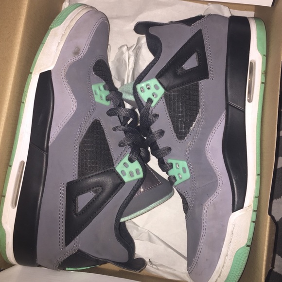 Air Jordan's 4 retro (GS) 🚫PRICE IS FIRM🚫