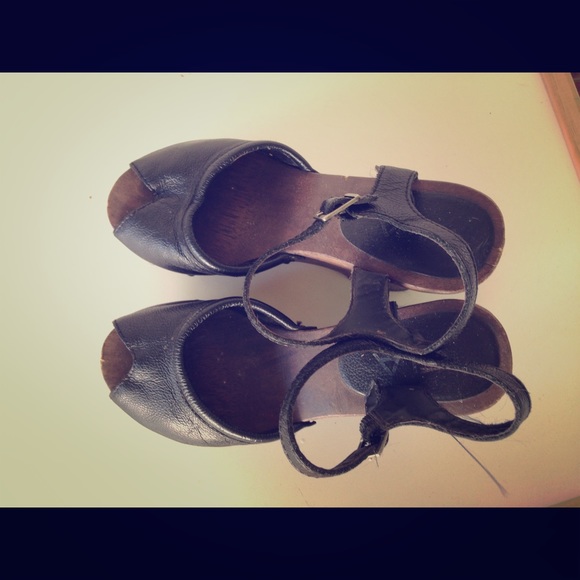 Mia black wedge size 6