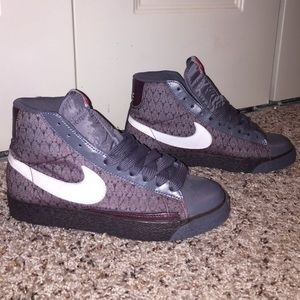 Women's purple and dark grey Nike Blazers👟