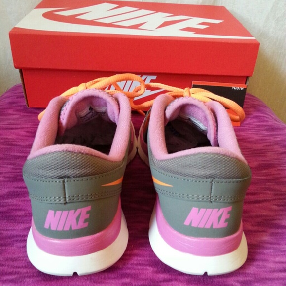 Nike - Picture 2 of 4