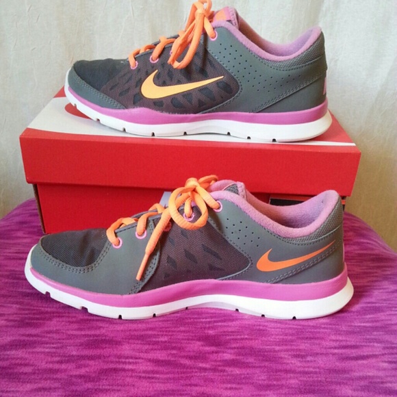 Nike - Picture 3 of 4