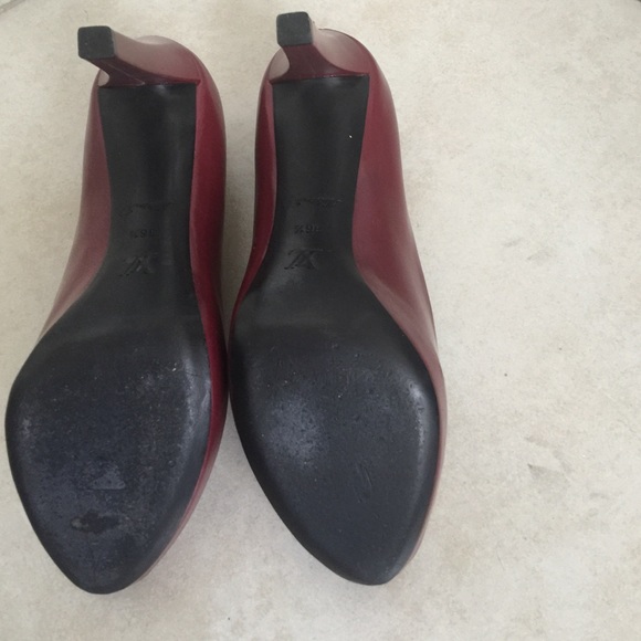 LOUIS VUITTON RED PEEP TOE PUMPS - Picture 3 of 4