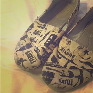 Keep Austin Weird TOMS size 8
