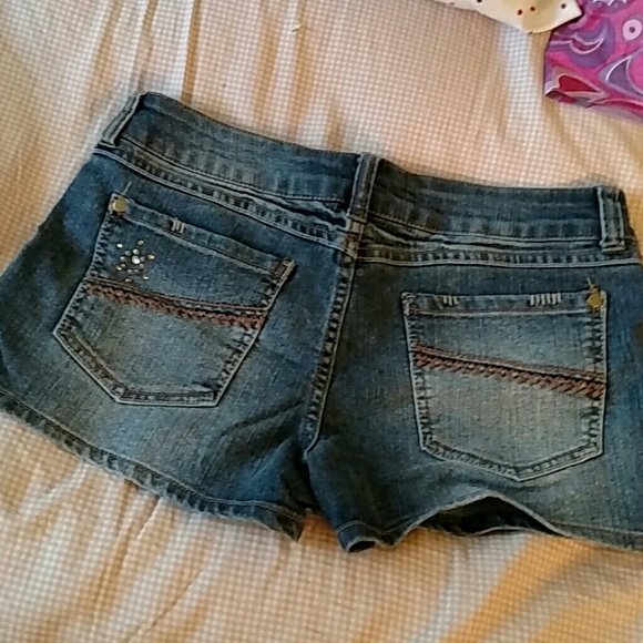 ❎GIFTED❎💙 Truce Distressed Dark Denim Shorts 💙 - Picture 2 of 4