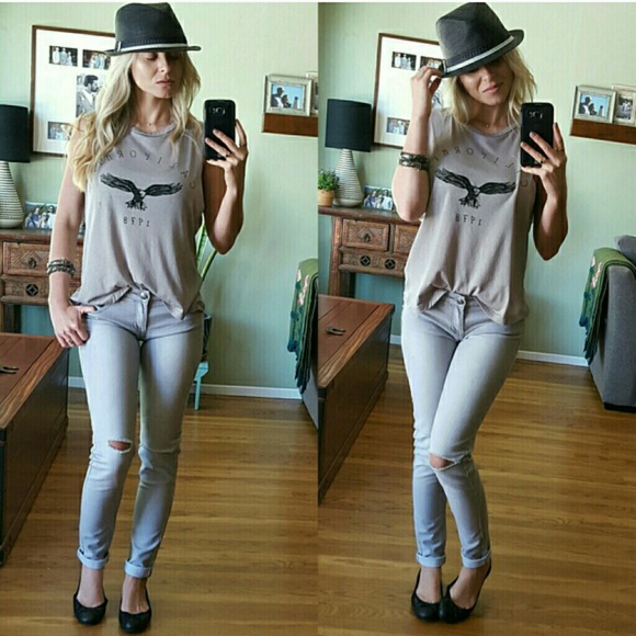 RESERVED Light Gray Skinnys, Destructed Knee - Picture 4 of 4