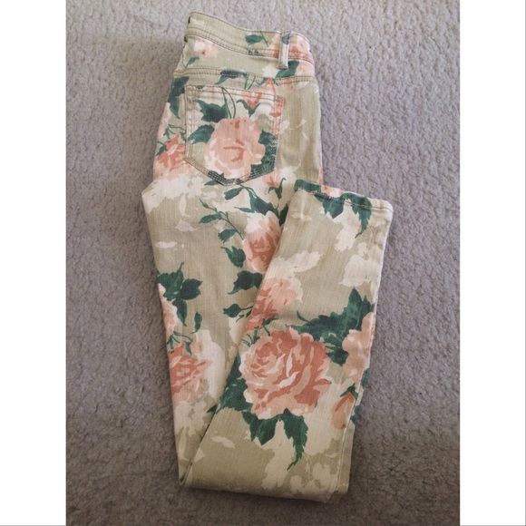 Denim floral print pants 🌷