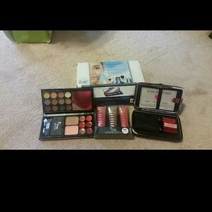 Full un-opened make up kit!