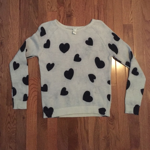 White and black heart sweater - Picture 2 of 4
