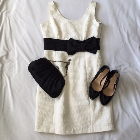 Cream colored cocktail dress with black bow - Picture 2 of 4