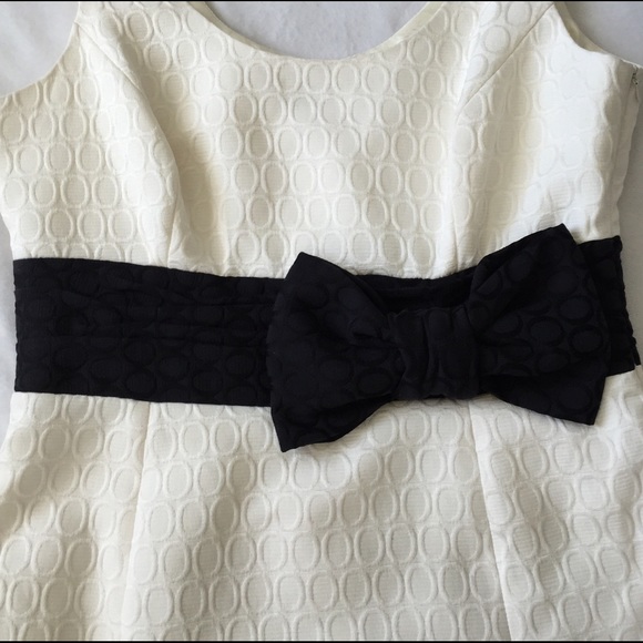 Cream colored cocktail dress with black bow - Picture 3 of 4