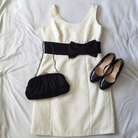 Cream colored cocktail dress with black bow - Picture 4 of 4