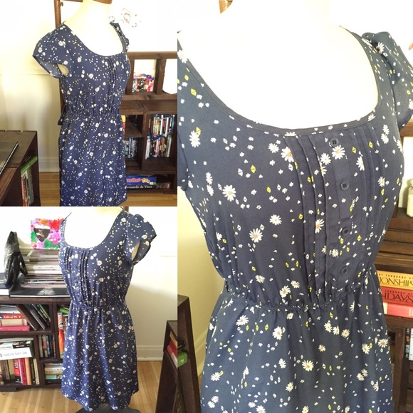 Blue short sleeve dress with Daisy print pattern - Picture 2 of 3