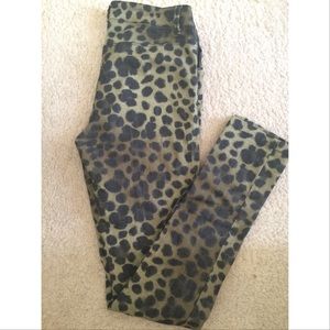 Denim pants with cheetah-like print