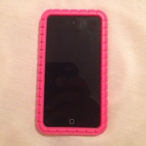8Gb IPOD TOUCH 4th generation with pink spec case