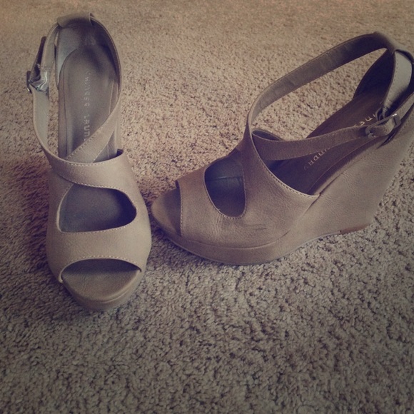 Chinese Laundry nude wedge
