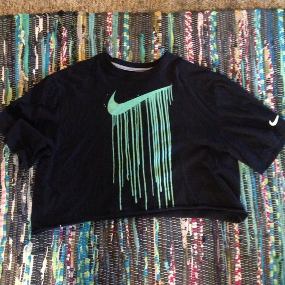 Nike cut to be cropped tee