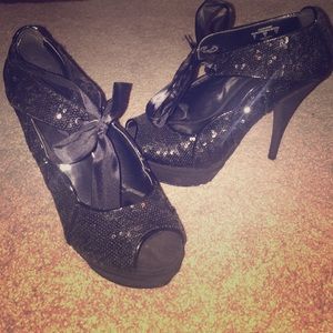 Black sequenced high heels,with a bow.