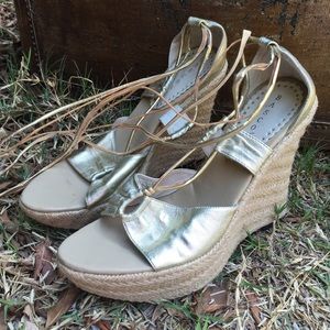 Awesome golden wedges!💗🎉💥