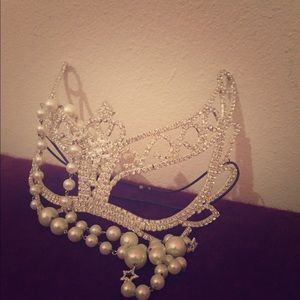 Rhinestone Masquerade Mask 🎭