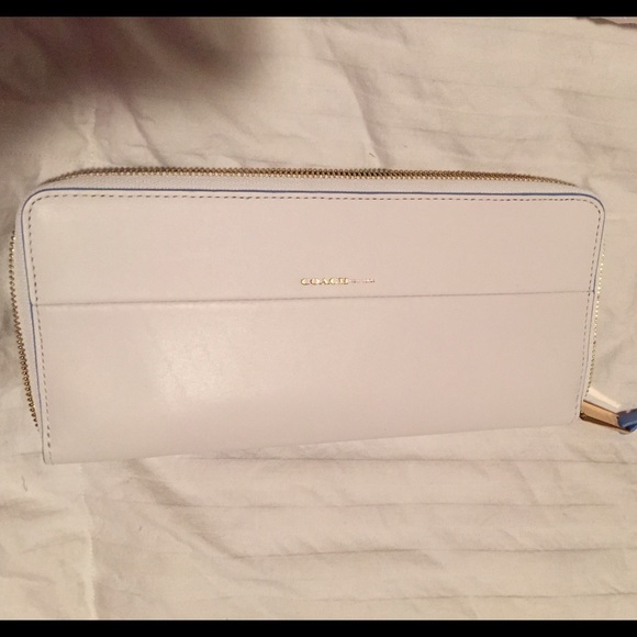 Coach Handbags - AUTHENTIC 💯 Coach Slim Continental Zip Wallet