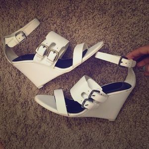 Twhite leather wedge