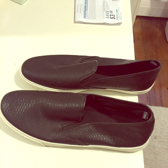 Black gap slip on shoes, croc design
