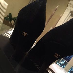 Vintage never worn Chanel shoes !!