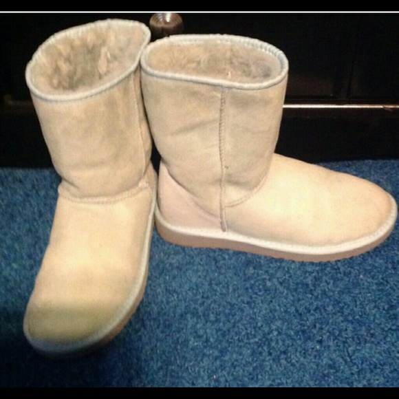 UGGS- classic short boot