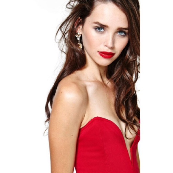 Body con deep red strapless dress