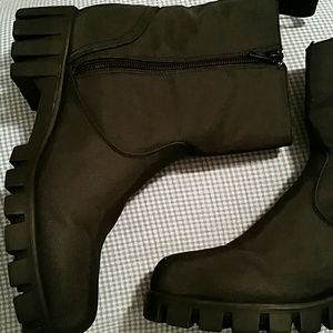 Temp markdown 8.5.  Misty Harbor Snow boots