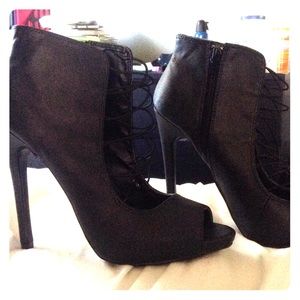 Strappy peep toe