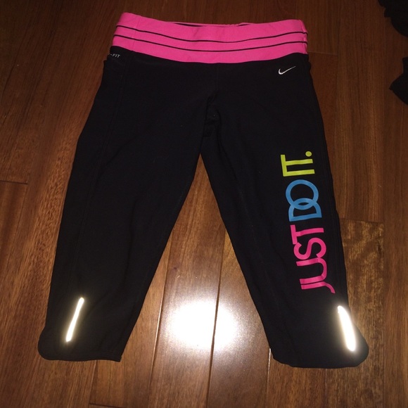 NIKE CAPRI PANTS