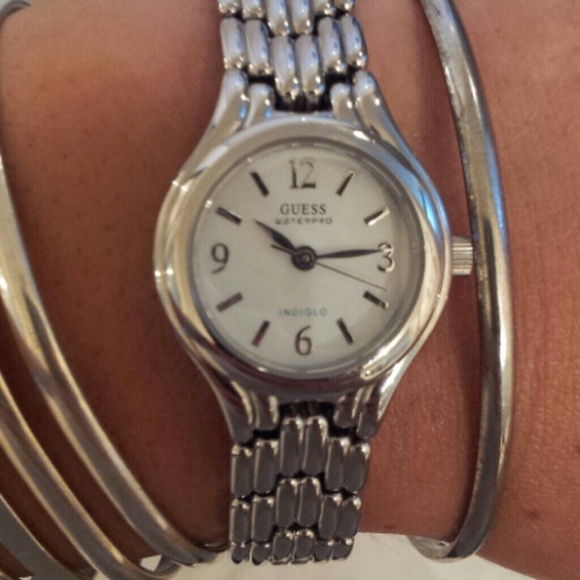 Beautiful stainless guess - Picture 2 of 4