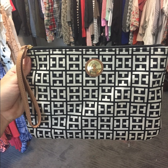 Tommy Hilfiger Clutches & Wallets - 💛REDUCED💛Tommy Hilfiger clutch/makeup bag!!