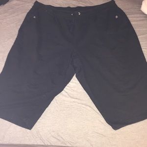 Plus size Avenue black sweat capris 26/28