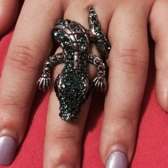 Sparkly green lizard ring