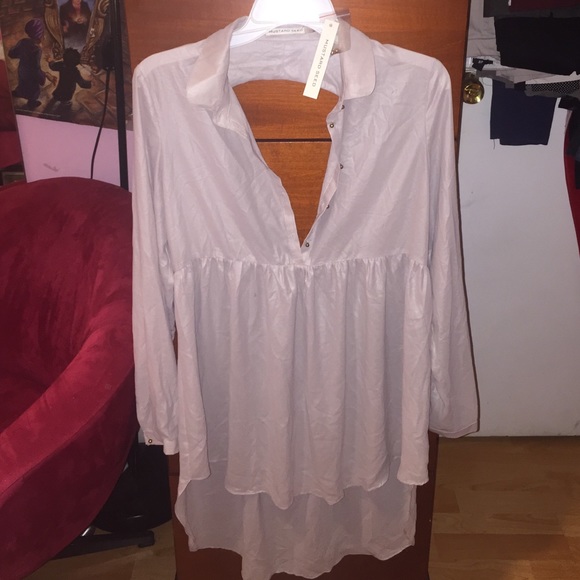 Loose long sleeve tan dress, cutout back