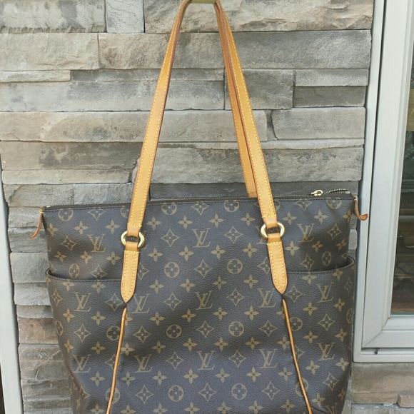 Louis Vuitton Handbags - Louis Vuitton Totally Mm