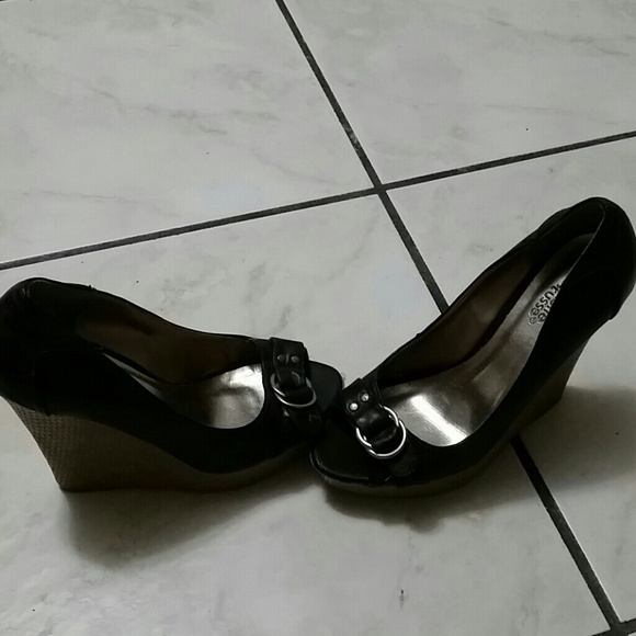 Shoes - Picture 2 of 4