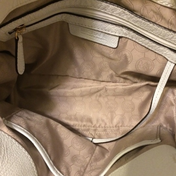 Host pick๐ MK bag - Picture 3 of 4