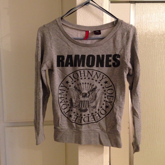 Divided Tops - H&M grey, The Ramones long-sleeve!